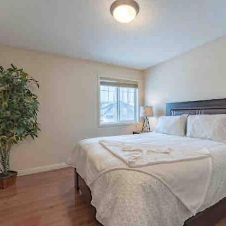 2500 Sq House In Springbank Hill Bl 261818 Villa YYC Exterior foto