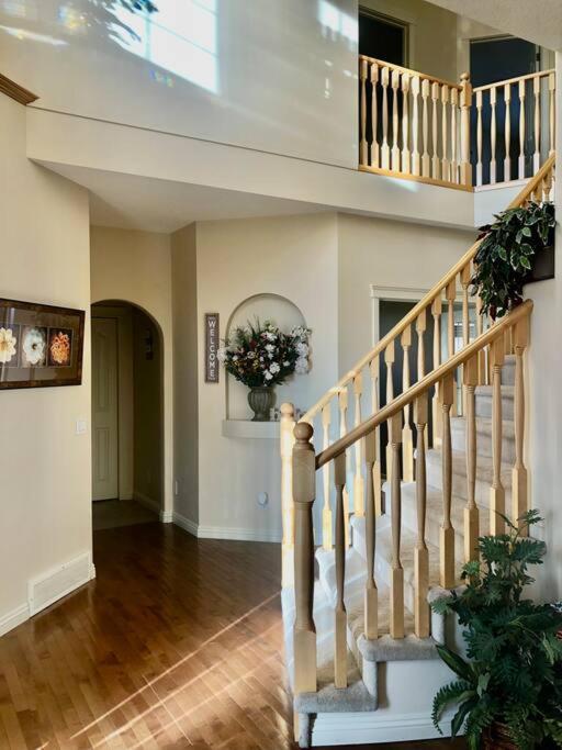 2500 Sq House In Springbank Hill Bl 261818 Villa YYC Exterior foto