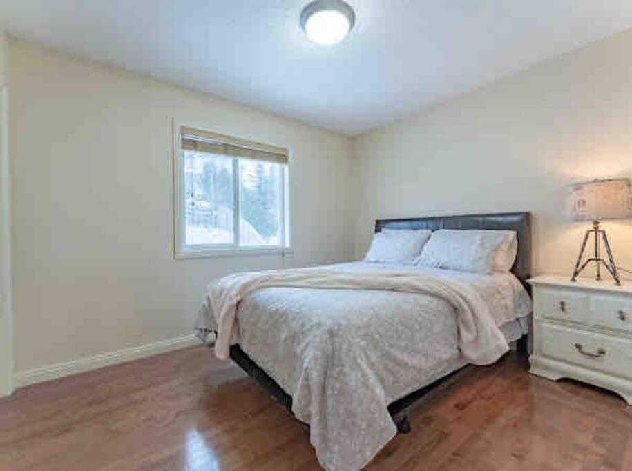 2500 Sq House In Springbank Hill Bl 261818 Villa YYC Exterior foto