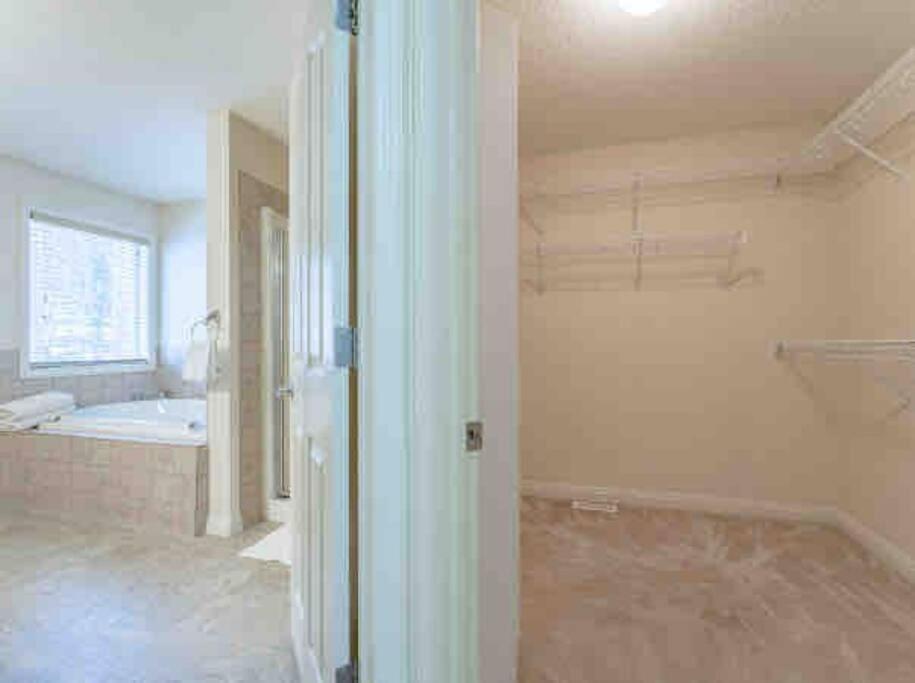2500 Sq House In Springbank Hill Bl 261818 Villa YYC Exterior foto