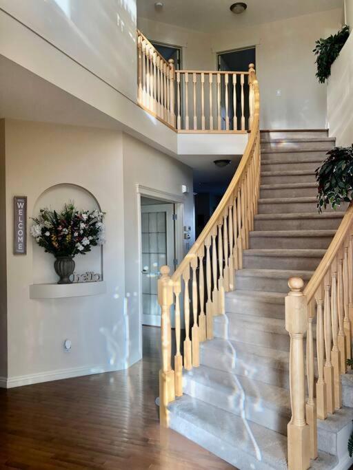 2500 Sq House In Springbank Hill Bl 261818 Villa YYC Exterior foto