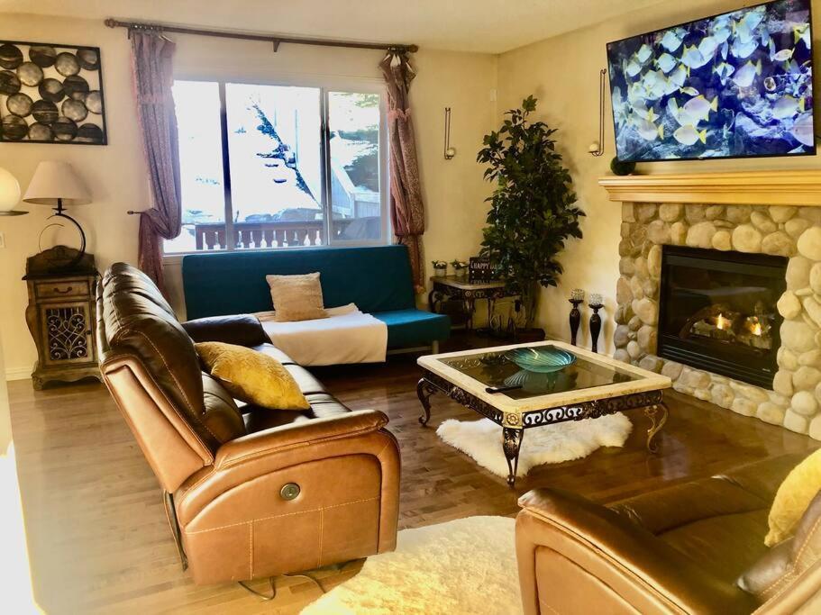 2500 Sq House In Springbank Hill Bl 261818 Villa YYC Exterior foto