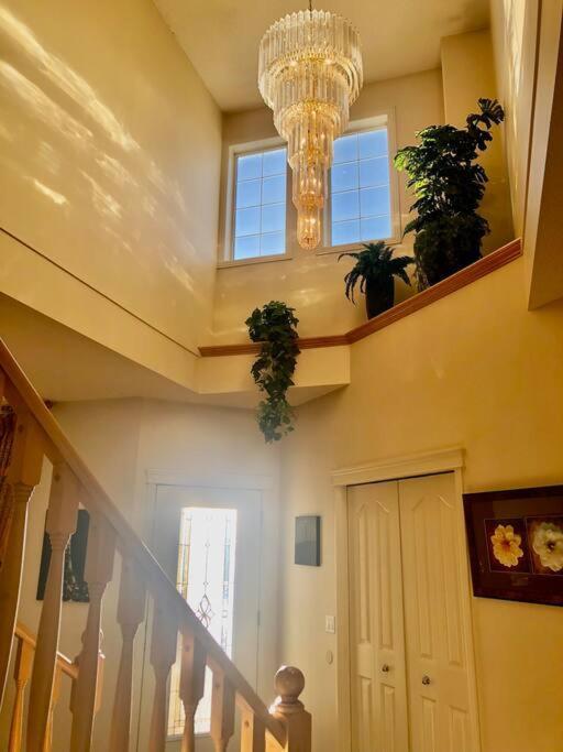 2500 Sq House In Springbank Hill Bl 261818 Villa YYC Exterior foto