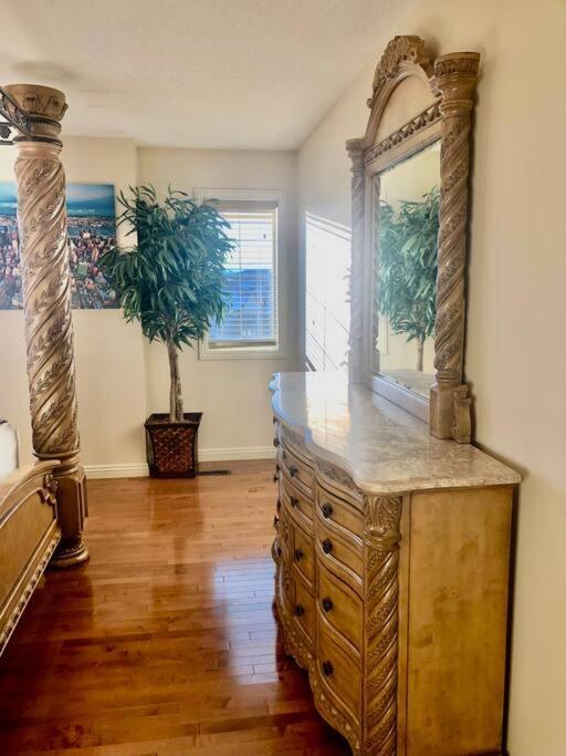 2500 Sq House In Springbank Hill Bl 261818 Villa YYC Exterior foto