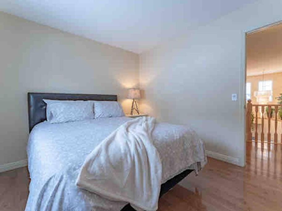 2500 Sq House In Springbank Hill Bl 261818 Villa YYC Exterior foto