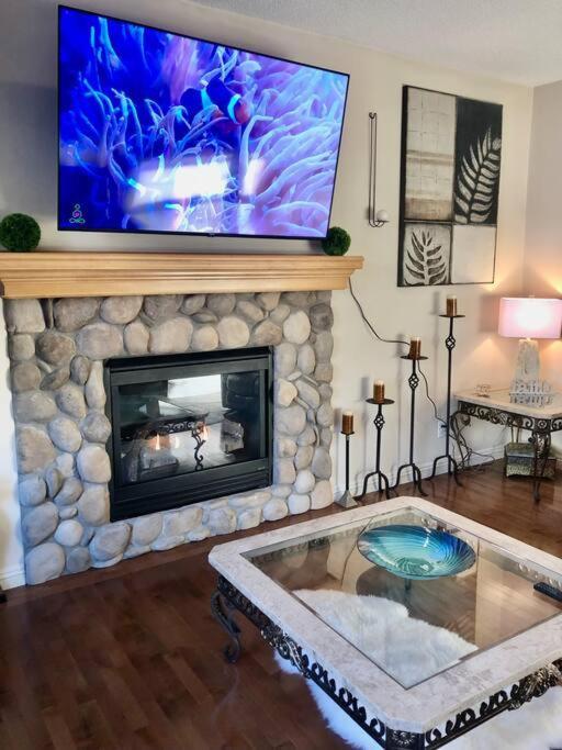 2500 Sq House In Springbank Hill Bl 261818 Villa YYC Exterior foto