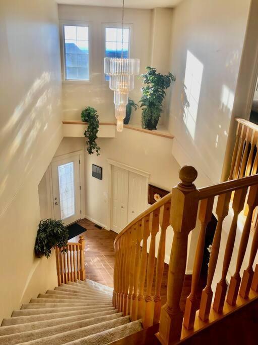 2500 Sq House In Springbank Hill Bl 261818 Villa YYC Exterior foto