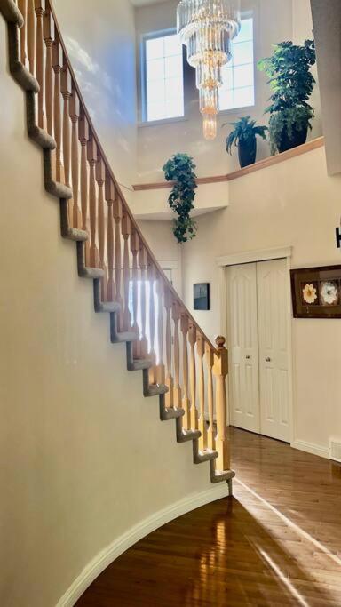2500 Sq House In Springbank Hill Bl 261818 Villa YYC Exterior foto
