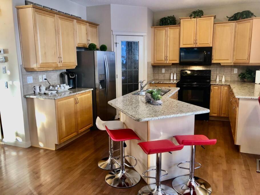 2500 Sq House In Springbank Hill Bl 261818 Villa YYC Exterior foto