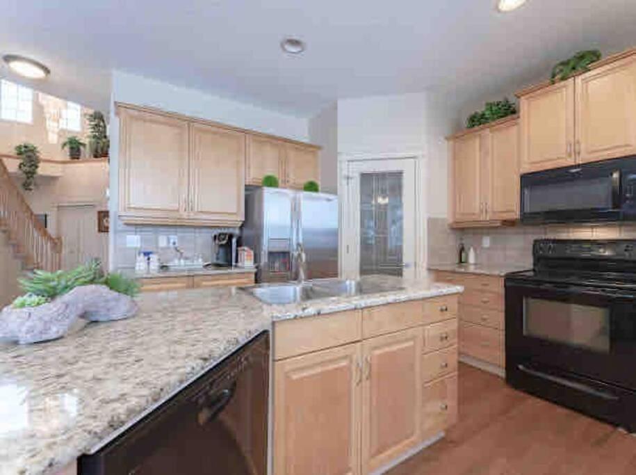 2500 Sq House In Springbank Hill Bl 261818 Villa YYC Exterior foto