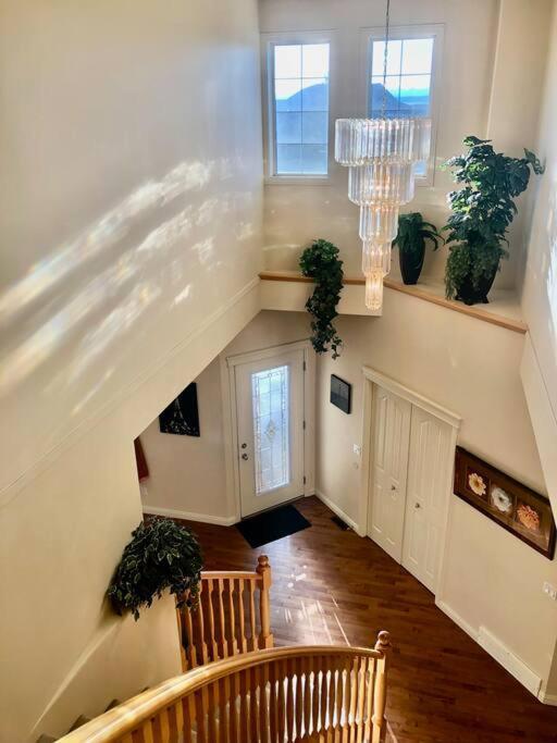 2500 Sq House In Springbank Hill Bl 261818 Villa YYC Exterior foto