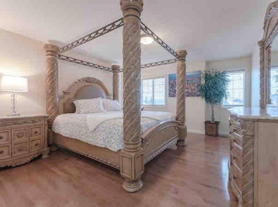 2500 Sq House In Springbank Hill Bl 261818 Villa YYC Exterior foto