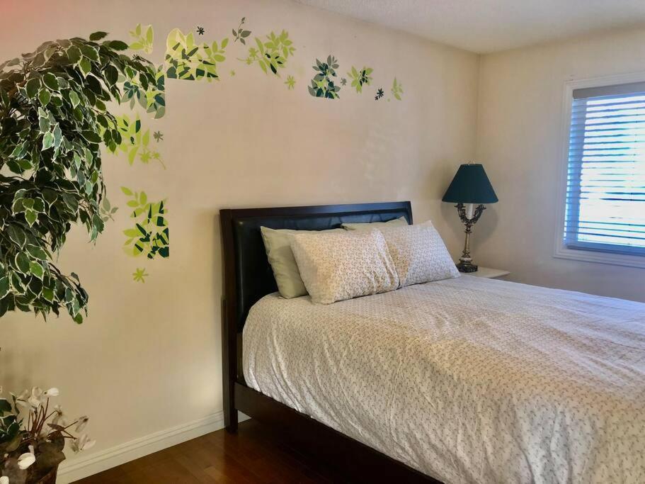 2500 Sq House In Springbank Hill Bl 261818 Villa YYC Exterior foto