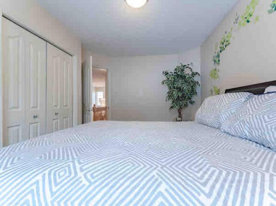 2500 Sq House In Springbank Hill Bl 261818 Villa YYC Exterior foto