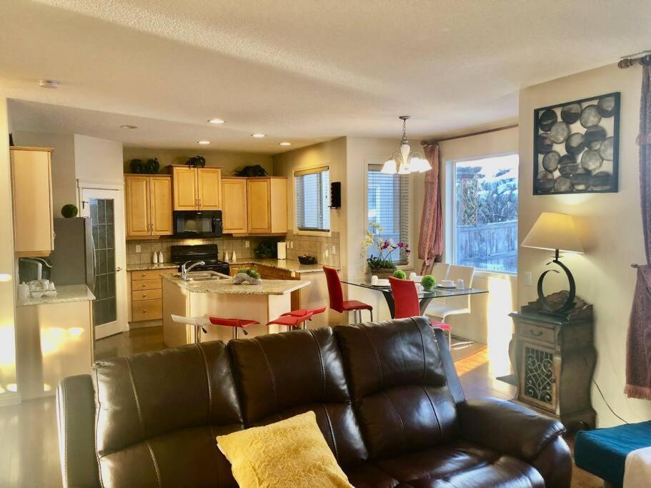 2500 Sq House In Springbank Hill Bl 261818 Villa YYC Exterior foto