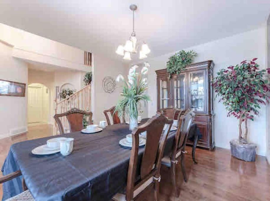2500 Sq House In Springbank Hill Bl 261818 Villa YYC Exterior foto