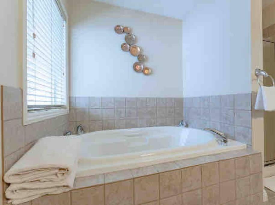 2500 Sq House In Springbank Hill Bl 261818 Villa YYC Exterior foto