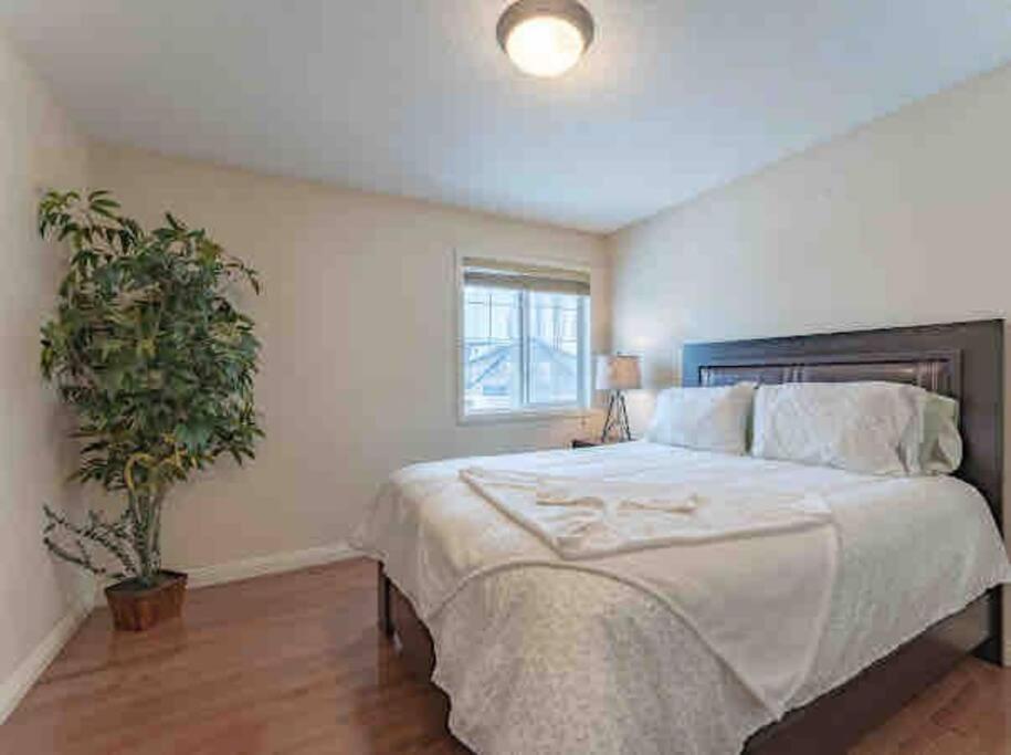 2500 Sq House In Springbank Hill Bl 261818 Villa YYC Exterior foto