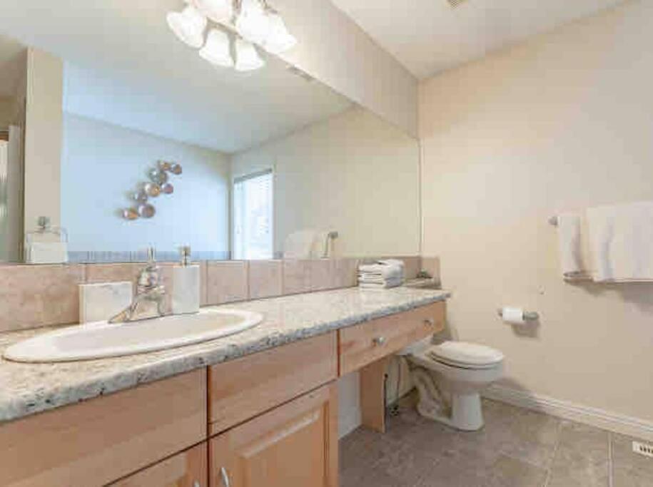 2500 Sq House In Springbank Hill Bl 261818 Villa YYC Exterior foto